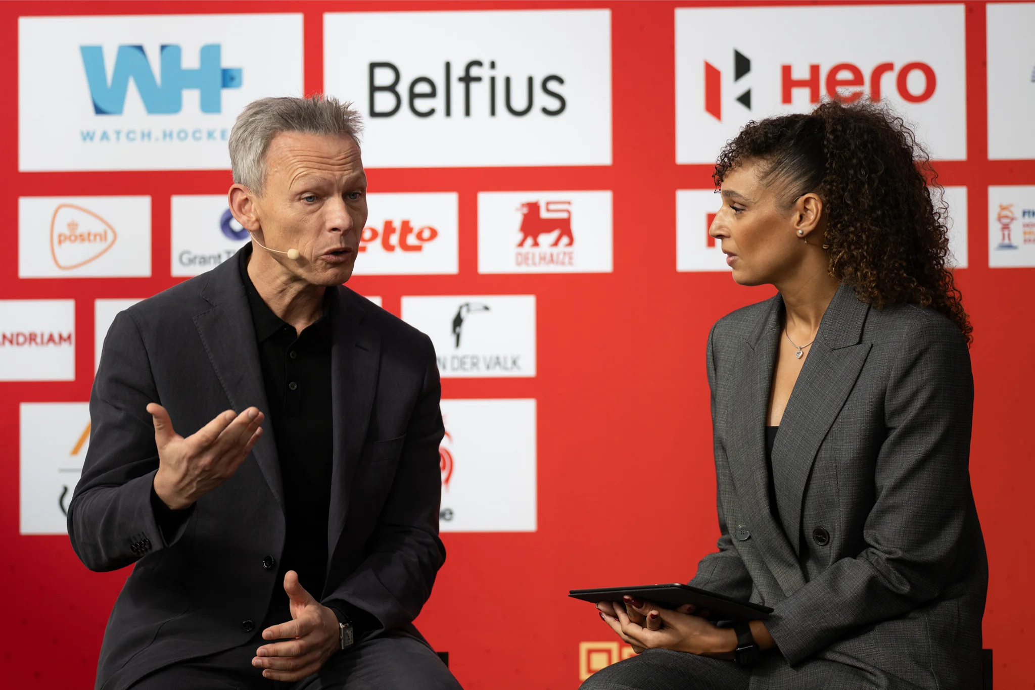 Joyce interviewt Mike Joyce van de FIH tijdens persconferentie Hockey World Cup 2026